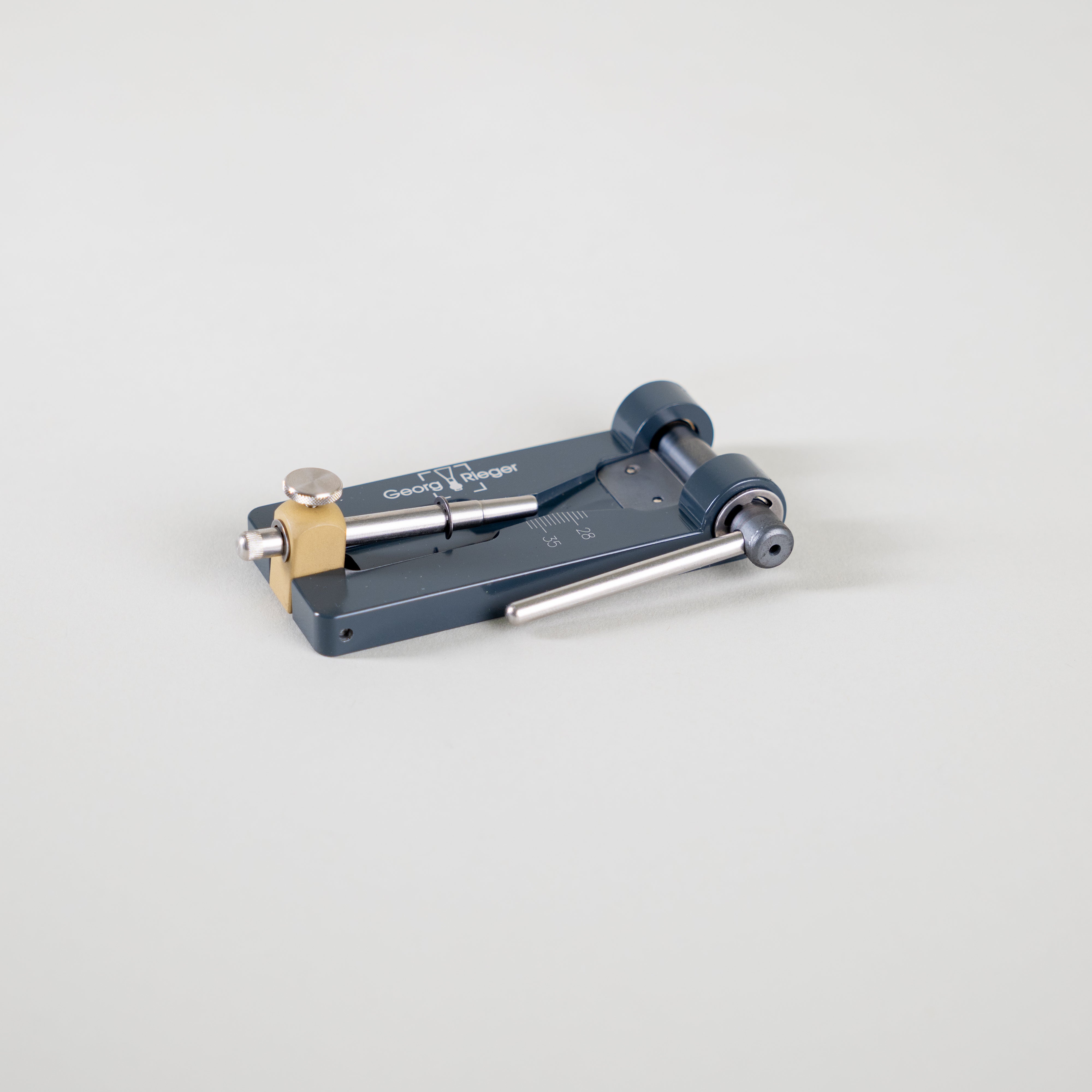 Reed tip cutter for oboe, oboe d'amore and English horn reeds